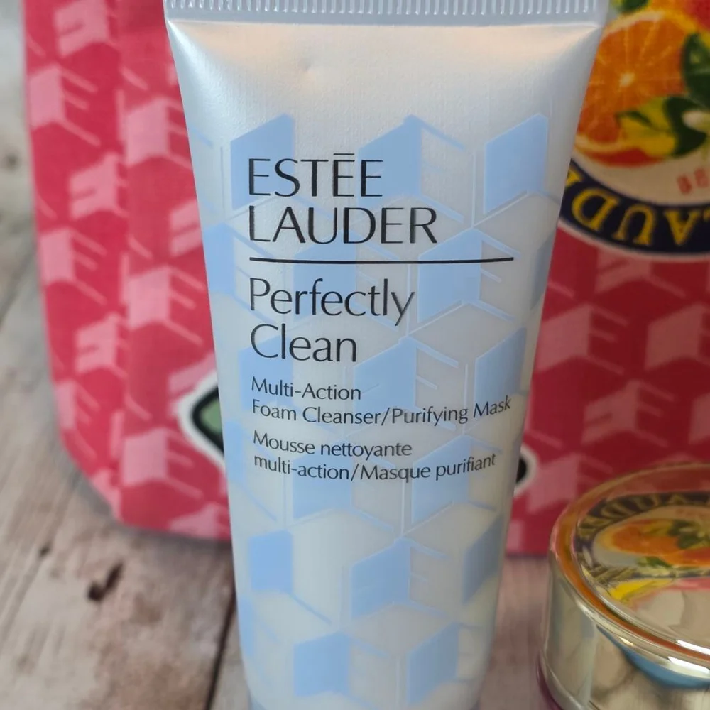 Women's Estee Lauder set of 7 makeup and skincare items